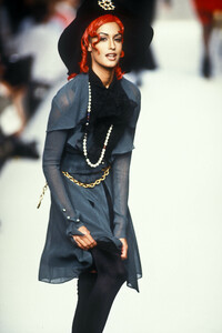 1480094574_Chanel1992HauteCouture121.thumb.jpg.c3492a1e3a77370d0d336b58719da193.jpg