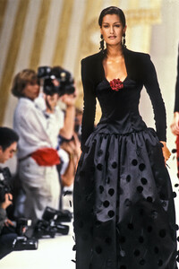 1483139119_PierreBalmain1992HauteCouture26.thumb.jpg.c09e65f6de715e407ee963b5a5a8f7ac.jpg