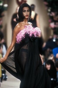 152276550_YvesSaintLaurent1991HauteCouture184.thumb.jpg.7048d47f16d2e08de7bcd05453cf238c.jpg