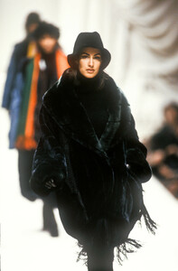 1534738149_Fendi1991WomenRTW15.thumb.jpg.9b417965b09d792234cd1b6af6fd8e0f.jpg