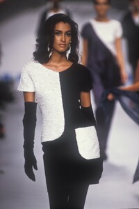 1535727725_KarlLagerfeld1991WomenRTW148.thumb.jpg.1ec7cf9d24e600549498a92b3822cc93.jpg