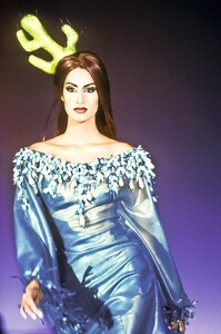 1547958115_ThierryMugler1992WomenRTW79.thumb.jpg.eca3bd3a62e9da9f7fc2e14bfa0f5427.jpg