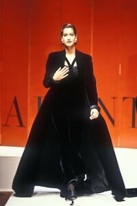 1549873622_Valentino1993HauteCouture99.thumb.jpg.eb241177136c2473ea9eb799c7b34c47.jpg