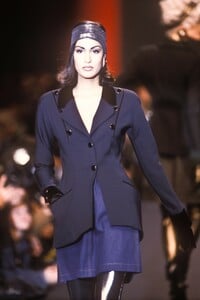 1565290153_KarlLagerfeld1991WomenRTW10.thumb.jpg.477f4ea30d458414e7cec6c3ec70abc7.jpg