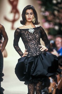 1595162628_YvesSaintLaurent1991HauteCouture161.thumb.jpg.fdfdcf7adb9e16e05f125aa8dc376cc2.jpg