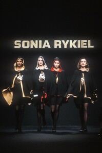 1607768199_SoniaRykiel1991WomenRTW99.thumb.jpg.01d9208eb5218c272c7019c8927f37f0.jpg