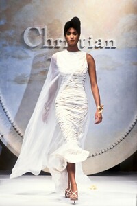 1635783133_ChristianDior1993HauteCouture51.thumb.jpg.f3e74f13e06ef1faa90135b789b819d2.jpg