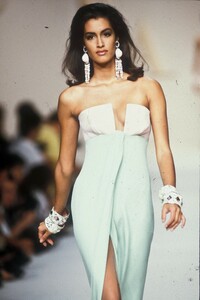 1642673154_Valentino1991WomenRTW82.thumb.jpg.06908cc6b83249255e76e47be02e4707.jpg