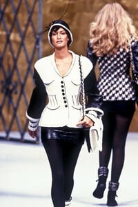 1644062443_Chanel1993HauteCouture167.thumb.jpg.b38edec8e68ccaf3a4b8c1bdfe1ac5fd.jpg