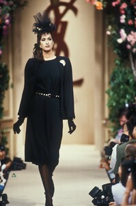 1650177185_YvesSaintLaurent1992HauteCouture71.thumb.jpg.f325fbc573657ef53f66cc163d6843f2.jpg