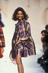 1654229816_Valentino1991WomenRTW105.thumb.jpg.0838c401625f1eae0e078b620d5a1ba3.jpg