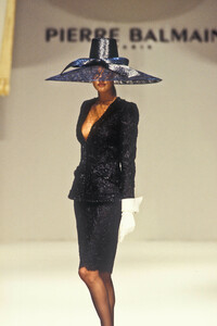 1671187889_PierreBalmain1993HauteCouture6.thumb.jpg.6ac92ba42baf679149825f1ef948c76e.jpg