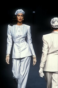 1672275147_Valentino1992HauteCouture17.thumb.jpg.71cb7c8cfb1fbc23fc589a8f805d2401.jpg