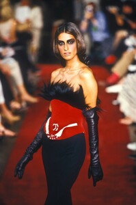 1675909156_JeanPaulGaultier1997HauteCouture66.thumb.jpg.d7897a09260a815738899f0cc3b4b916.jpg