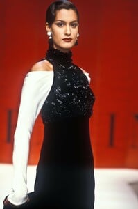 1728375655_Valentino1993HauteCouture82.thumb.jpg.dfef666bc5bcdb14145edd122d35f168.jpg