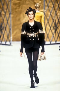 1732728046_Chanel1993HauteCouture169.thumb.jpg.aaebdcea6402d6feebef2ced54904af9.jpg