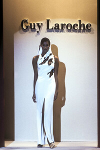 1745064147_GuyLaroche1993HauteCouture102.thumb.jpg.71e5008e1a4ca51bf1953c347dc16ddb.jpg