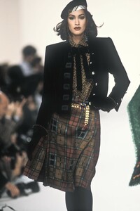 1850830506_YvesSaintLaurent1991WomenRTW14.thumb.jpg.0cfc629ea758433782d9d476524495bb.jpg