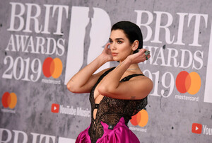 Dua+Lipa+BRIT+Awards+2019+Red+Carpet+Arrivals+uxR6n2LFT9Ox.jpg