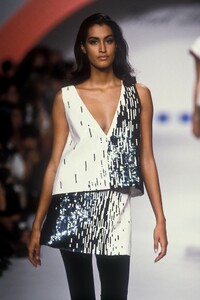 1875278571_KarlLagerfeld1991WomenRTW58.thumb.jpg.1de78698880905cee3f1056921c6439c.jpg