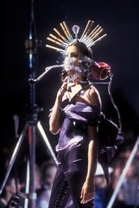 1904305348_JeanPaulGaultier1992WomenRTW5.thumb.jpg.dbad0d8c1b22275fd492bc6f11d96c73.jpg