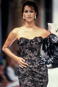 1926049805_ChristianDior1992HauteCouture94.thumb.jpg.68d1663a128e838658af5ec2a32e0efa.jpg