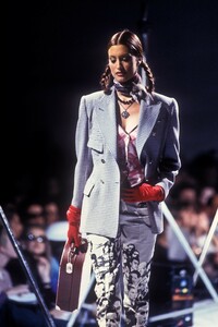 1935357019_JeanPaulGaultier1992WomenRTW23.thumb.jpg.972b8d190914db6e983e1af181d2f74e.jpg