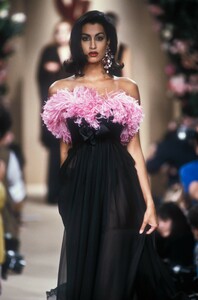 1955944270_YvesSaintLaurent1991HauteCouture183.thumb.jpg.e3f61bc1eebecb975fc856871b58be97.jpg