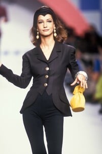 1987584042_KarlLagerfeld1991WomenRTW196.thumb.jpg.ceaa7c06583abb1fe22969babd5e7acc.jpg