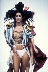 2016961704_JohnGalliano1993WomenRTW45.thumb.jpg.8a624f7621be416ca10ebd47a79df04f.jpg