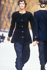 2033601551_Chanel1993HauteCouture38.thumb.jpg.34d6ac6ab88e5291d2b6034a8c21d83a.jpg