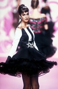 2042393535_Valentino1991HauteCouture69.thumb.jpg.4fcb50a3c052a76d5522debbf71a0faf.jpg