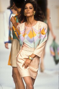 2050052603_Valentino1991WomenRTW85.thumb.jpg.10a2051c86674913fb15504a19a20122.jpg