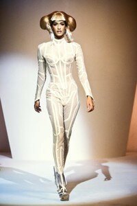 2056206652_ThierryMugler1994WomenRTW66.thumb.jpg.4cbbe069faab696af6396ff17f1e2590.jpg