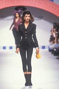 206537098_KarlLagerfeld1991WomenRTW22.thumb.jpg.0e0c2e80b8496b0e1384eaac240d5798.jpg