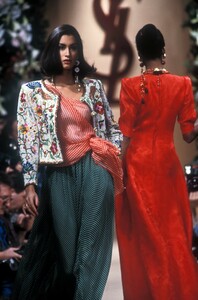 281298910_YvesSaintLaurent1991HauteCouture62.thumb.jpg.cc9cf6419dc64dfc4bb9126a98e250b7.jpg