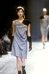 286653006_CommedesGarcons1991WomenRTW5.thumb.jpg.933f1f1f33aa2fbbfb628dfd0a9a8f8e.jpg