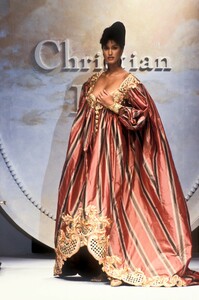 293102081_ChristianDior1993HauteCouture109.thumb.jpg.7722cba87a2e98c7a8f0fc42bdaedf69.jpg