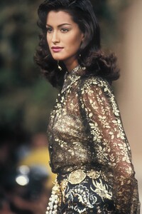 294760435_YvesSaintLaurent1993HauteCouture148.thumb.jpg.c23a175418a1ec2b80294b3f578e6bd0.jpg