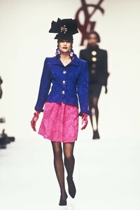 300525138_YvesSaintLaurent1992WomenRTW109.thumb.jpg.7afab8e4cbec3aa574609ec445e32282.jpg