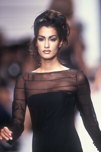 366918703_KarlLagerfeld1992WomenRTW92.thumb.jpg.35877d1f9d925444bd3b9fe21c4539f0.jpg