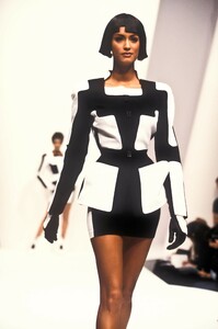 469604600_ThierryMugler1994WomenRTW2.thumb.jpg.053b5f095f930c7e20e0296ce28f0d3f.jpg