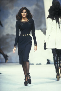 482497943_Chanel1992HauteCouture40.thumb.jpg.03f0509d861d0fa83fbf2915bf559c23.jpg