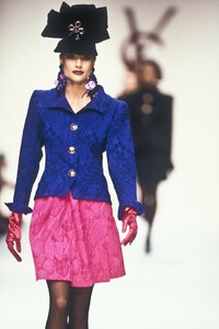 483905868_YvesSaintLaurent1992WomenRTW111.thumb.jpg.e6533f7b08a76fb44b57809b477b0712.jpg