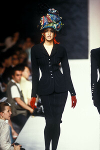 531424219_Chanel1992HauteCouture125.thumb.jpg.43ad85bc711d8554418c3472ffbf2873.jpg