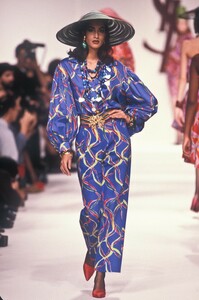 632872953_YvesSaintLaurent1991WomenRTW231.thumb.jpg.8ff379bab1675d3d6bf9ea66656fc07e.jpg