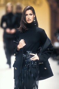 63514284_Valentino1992WomenRTW135.thumb.jpg.c82209ab81e7bb4140e3e85995069a62.jpg