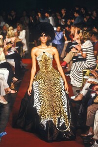 679520226_JeanPaulGaultier1997HauteCouture87.thumb.jpg.ebbb4537af2bb5e09d4790b3a70ab3fc.jpg