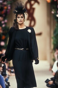 700166237_YvesSaintLaurent1992HauteCouture72.thumb.jpg.aa6b5f8a9921464cc7db72f80636025d.jpg