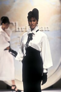 706762323_ChristianDior1993HauteCouture17.thumb.jpg.14041f1b72aaa36ed514b22bc765e97a.jpg